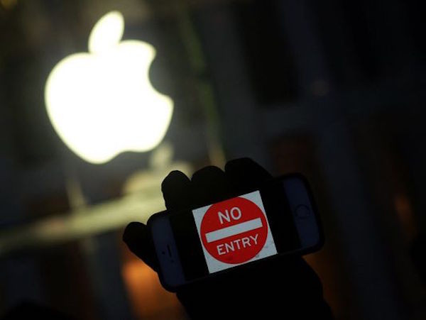 Apple thoát khỏi các thủ tục pháp lý liên quan tới vụ “mở khóa” chiếc điện thoại iPhone của một nghi phạm khủng bố, nhưng rắc rối chắc chắn sẽ trở lại. (nguồn: USAtoday)