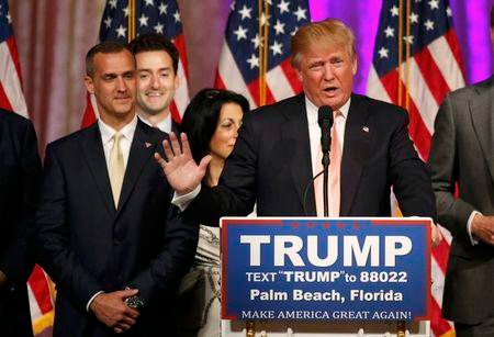 Quản lý chiến dịch tranh cử Corey Lewandowski (trái) đứng cạnh ứng viên đảng Cộng hòa tranh chức Tổng thống Mỹ Donald Trump tại buổi họp báo ở Florida hôm 15/3. Ảnh: Reuters.