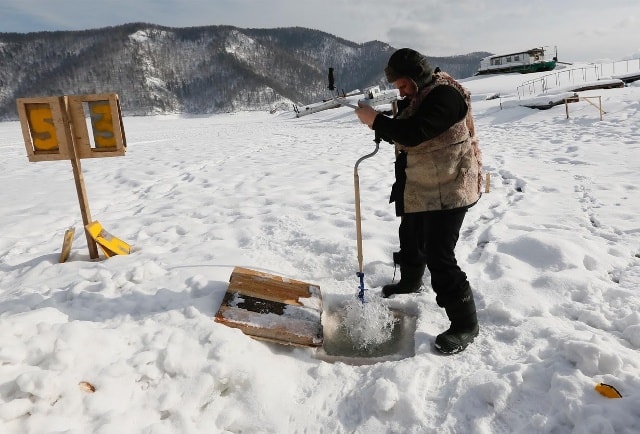 Người dân ở Krasnoyarsk, Nga phải khoan mặt băng trên sông Yenisei mới lấy được nước sạch để uống và phục vụ nấu nướng.