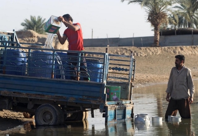 Trong khi đó, người dân Najab của Iraq phải tìm đến nguồn nước từ sông Euphrates, chở về bằng xe tải.