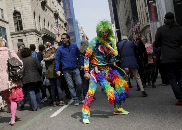 Năm nay, thành phố New York, Mỹ đã dành cả Đại lộ 5 cho người dân xuống đường thỏa sức sáng tạo với những bộ lễ phục sặc sỡ, vui nhộn để đón chào ngày lễ quan trọng nhất trong năm của người Kito giáo. Ảnh: Reuters