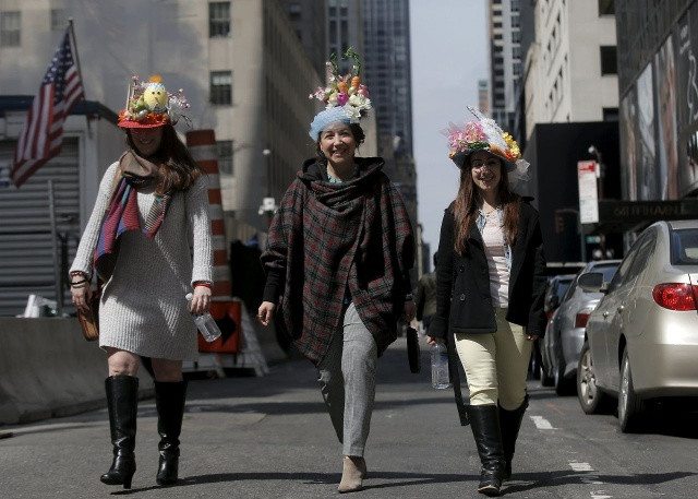 Những chiếc mũ trang trí với trứng là hình ảnh phổ biến trong ngày lễ Phục sinh trên Đại lộ 5. Ảnh: Reuters