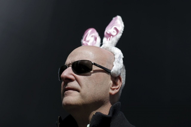 Đôi tai thỏ dường như không hài hòa với khuôn mặt người đàn ông đeo kính… nhưng không sao, quan trọng là mọi người cùng vui. Ảnh: Reuters