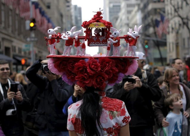 Người phụ nữ châu Á này thu hút được sự chú ý của nhiều người với chiếc mũ kết hợp cả hai nền văn hóa Đông Tây. Ảnh: Reuters