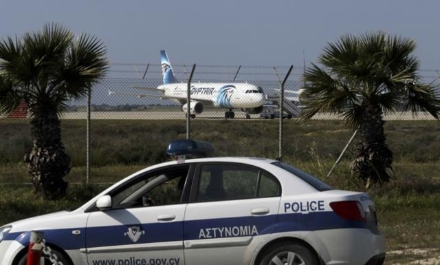 Cảnh sát phong tỏa sân bay Larnaca gần chiếc Airbus A320 của hãng hàng không Ai Cập vừa bị bắt cóc hôm 29/3. Ảnh: Reuters.