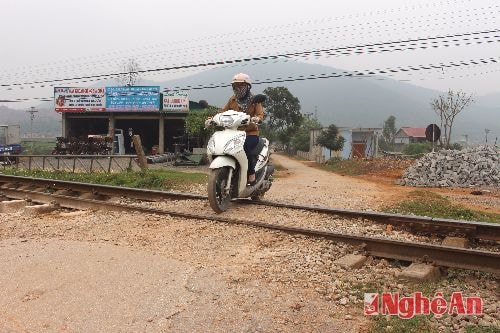 Nhiều đường dân sinh giao cắt đường sắt tiềm ẩn nguy cơ tai nạn giao thông (Ảnh chụp tại điểm giao cắt thuộc địa bàn xã Nghi yên, Nghi Lộc)
