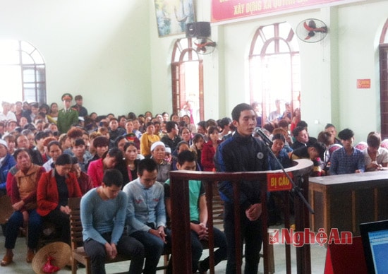 Các bị cáo trước vành móng ngựa.