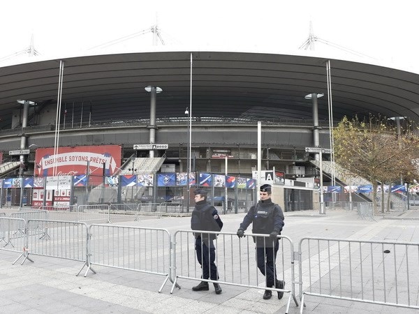 Cảnh sát Pháp tuần tra bên ngoài sân vận động Stade de France. (Nguồn: AFP/TTXVN)