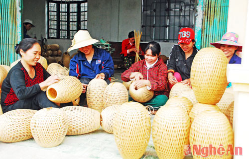 Nghề mây tre đan xuất khẩu phát triển mạnh tại địa phương. Tập trung nhiều nhất 2 làng nghề: làng Thuận Hóa và Đồng Văn.
