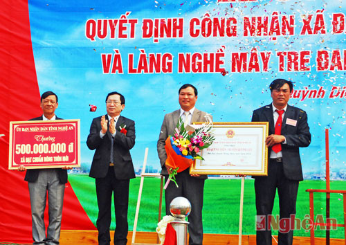 Đồng chí Đinh Viết Hồng- Phó Chủ tịch UBND tỉnh trao bằng chứng nhận xã Quỳnh Diện đạt chuẩn NTM và trao bằng công nhận làng nghề mây tre đan xuất khẩu Thuận Hóa.