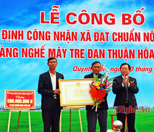 Trao bằng công nhận làng nghề mây tre đan xuất khẩu Thuận Hóa