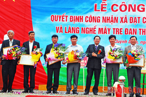  Lãnh đạo huyện Quỳnh Lưu trao giấy khen cho các cá nhân đạt thành tích suất sắc trong phong trào xây dựng NTM.