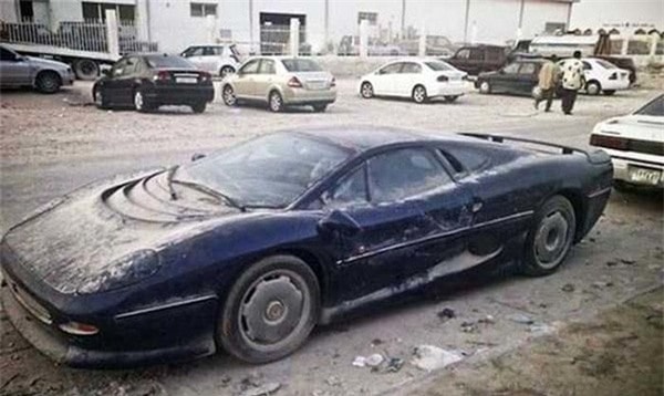 Jaguar XJ220 một trong những chiếc siêu xe cực hiến cũng bị bỏ xó tại đây.