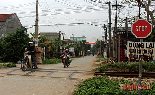 Vẫn còn nhiều điểm giao cắt giữa đường ngang và đường sắt chưa có rào chắn, đèn báo, biển báo thì đã cũ kỹ, nhòe mờ; khó quan sát khi qua đường (Ảnh chụp tại xóm 18B, Nghi Kim, TP .Vinh)