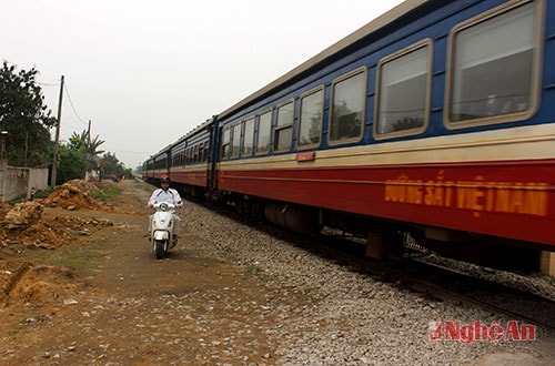 Có những đoạn đường sắt chạy giữa khu dân cư, chưa có đường gom nên người dân  phải tập quen với việc vừa tham gia giao thông vừa tránh tàu (Ảnh chụp tại đoạn đường sắt chạy qua địa phận khối 11, Phường Đông Vĩnh, TP. Vinh) 