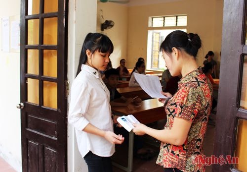 Học sinh làm thủ tục thi vào trường THPT chuyên Phan Bội Châu năm học 2015-2016. Ảnh tư liệu