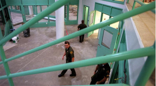Gần 450 nhân viên phụ trách về an ninh và phúc lợi cho các tù nhân tại đây. Ảnh: LA Times