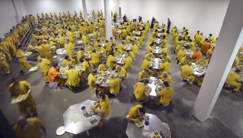 Nhà ăn có khả năng phục vụ gần 300 tù nhân một lúc. Ảnh: OC Register