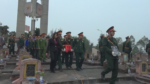 Lãnh đạo Huyện ủy, UBND, UB MTTQ và các tổ chức đoàn thể huyện Nghi Lộc làm lễ an táng liệt sỹ Hoàng Kỳ.