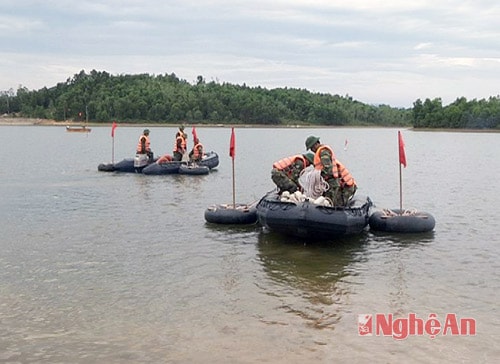 Đội rà phá bom mìn khoanh vùng rà phá.