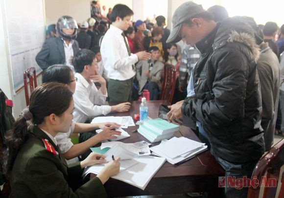 Người dân Nghệ An làm hộ chiếu, giấy thông hành đầu năm để đi xuất khẩu lao động