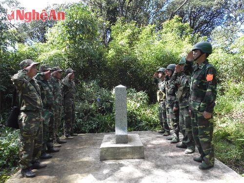 Đồn Biên phòng Mường Típ (Kỳ Sơn) phối hợp với lực lượng biên phòng Lào tuần tra bảo vệ cột mốc. Ảnh: Thành Duy.