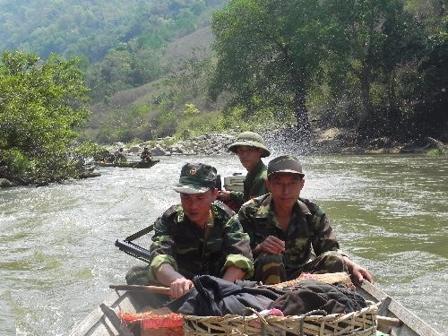 Bộ đội biên phòng cùng nhân dân vùng biên tuần tra bảo vệ chủ quyền trên sông Nậm Mộ. Ảnh: Nhật Lệ.