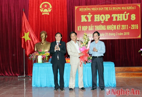 Các đồng chí lãnh đạo Thị ủy và UBND Thị xã Hoàng Mai tặng hoa chúc mừng đồng chí 