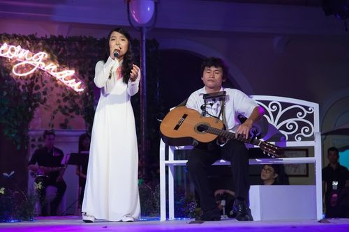 Nhạc sĩ Thế Vinh đệm đàn cho bé Bảo Nghi hát ca khúc 