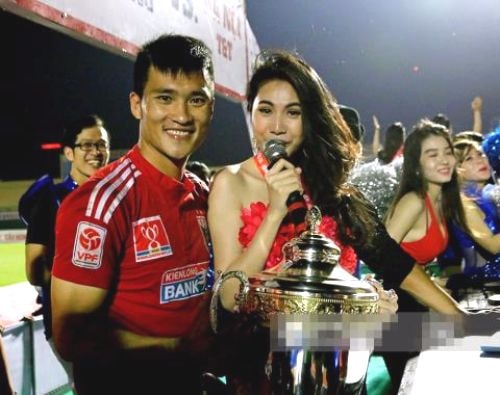 Công Vinh nổi tiếng là người yêu chiều và nghe lời vợ.