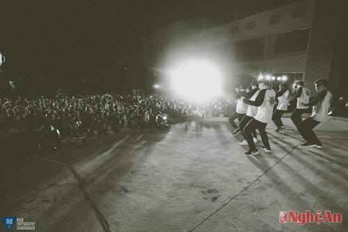 Nhóm Virus Dance biểu diễn ở Đại học Vinh.