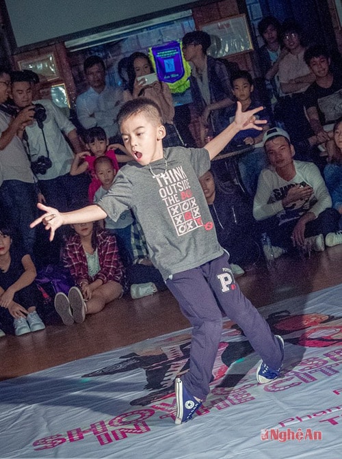 Một dancer nhí tự tin trình diễn vũ đạo.