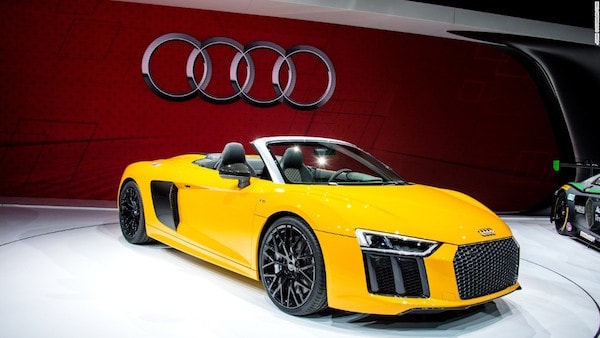 Chiếc Audi R8 Spyder - Nổi bật với màu vàng, Audi R8 Spyder có động cơ V10 - 540 mã lực với khả năng tăng tốc lên 60 dặm/giờ (tương đương 96 km/giờ) chỉ trong 3,6 giây. Xe còn được trang bị buồng lái ảo mới của Audi với một màn hình máy tính lớn có thể vẽ bản đồ đường đi thông qua giọng nói. Ngoài ra, xe còn có hệ thống chiếu sáng đèn laser dạng hình logo của Audi sử dụng vào ban đêm.