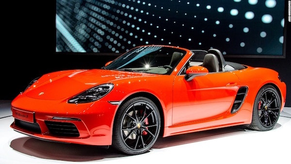 Chiếc Porsche Boxster 718 – Chiếc xe được trang bị một động cơ turbo bốn xi-lanh giúp tăng mã lực và mô-men xoắn. Được thiết kế với diện mạo facelift giúp chiếc xe có cái nhìn hiện đại hơn và vẫn thể hiện các nét đặc trưng của hãng Porsche.