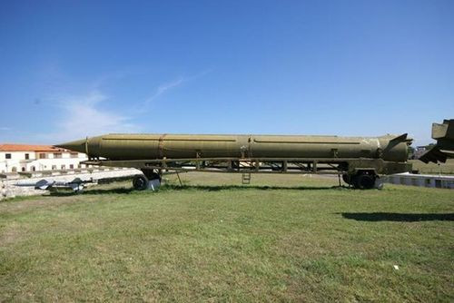 Điểm yếu của loại tên lửa này là tầm bắn không lớn, chỉ khoảng 2.080 m, dùng nhiên liệu lỏng. Đầu đạn hạt nhân gắn trên R-12 có kích thước tương đương đầu đạn tên lửa đạn đạo liên lục địa ngày nay.