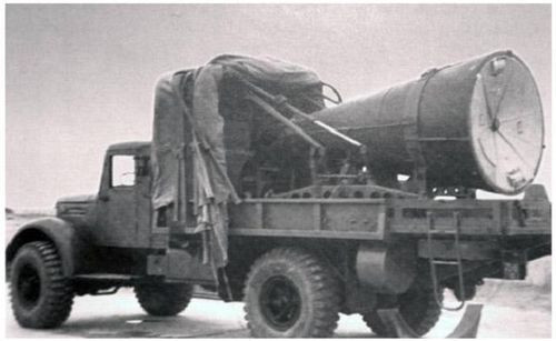 Mỗi đầu đạn tên lửa R-12 cần tới hai xe tải để vận chuyển. 