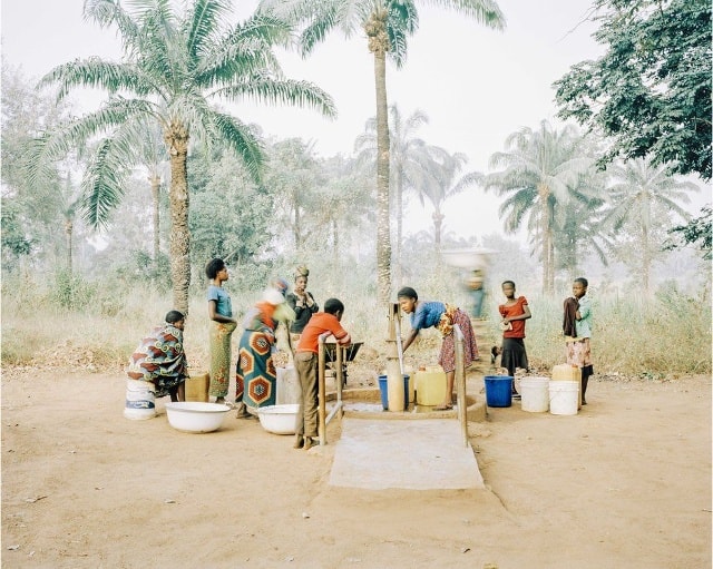 Phụ nữ và trẻ em đang lấy nước uống từ giếng tại tỉnh Benue, Nigeria. Theo Water Aid, 57 triệu người ở Nigeria không được sử dụng nước sạch.