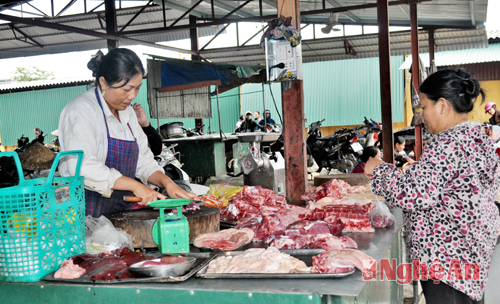 Khách hàng mua thịt lợn tại chợ đầu mối Sông Tiền (TP.Vinh).