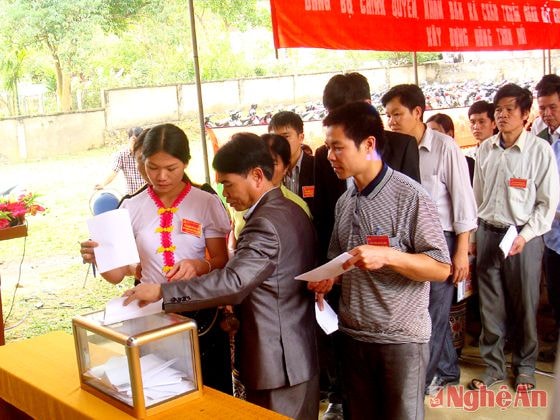 Các đảng viên dự đại hội Đảng bộ xã Châu Thuận (Quỳ Châu) bỏ phiếu bầu BCH khóa 26, nhiệm kỳ 2015 - 2020. Ảnh: Trần Ngọc Lan