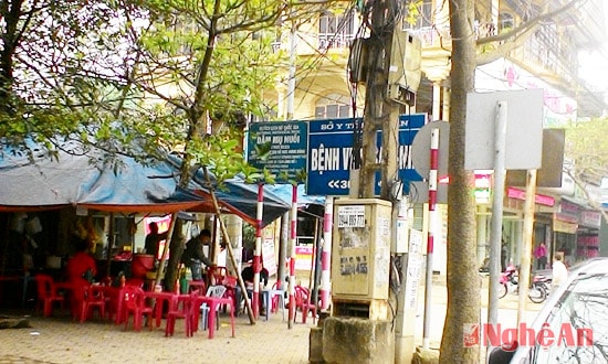Biển chỉ dẫn Di tích lịch sử quốc gia Dăm Mụ Nuôi trên đường Nguyễn Phong Sắc (phường Hưng Dũng, TP. Vinh) bị che khuất.