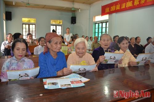 Các cụ ở CLB Người cao tuổi xã Nghĩa Liên (Nghĩa Đàn) tham gia Chương trình “Tư vấn và chăm sóc sức khỏe người cao tuổi dựa vào cộng đồng” 