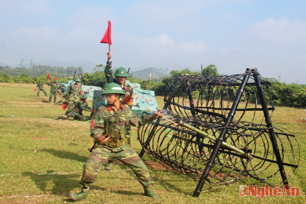 Chiến sỹ mới Trung đoàn 1 luyện tập đánh thuốc nổ hàng rào bùng nhùng.