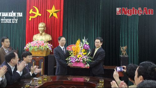 Đồng chí Phó Bí thư Thường trực tặng hoa chúc mừng tân Phó Chủ nhiệm Ủy ban Kiểm tra Tỉnh ủy.