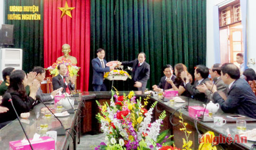 Lãnh đạo huyện Hưng Nguyên tặng hoa chúc mừng đồng chí