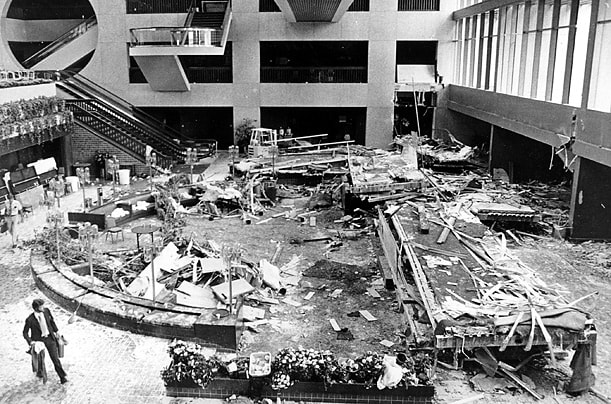 Ngày 17/7/1981: Cầu đường bộ trên không Hyatt Regency, thành phố Kansas.  2 nhịp cầu treo dành cho người đi bộ vào thời điểm xảy ra vụ việc đông nghẹt người, rất nhiều trong số này đang nhảy nhót. Các kiến trúc sư đưa ra giả thuyết cây cầu bị sập khi nhiều người cùng nhảy và gây rung lắc, là một phần nguyên nhân làm hỏng kết cấu của cầu, bên cạnh nguyên do là trọng lượng của đám đông.  Thương vong: 114 người chết.  Ảnh: AP.