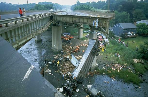 Ngày 28/6/1983: Cầu Mianus, Greenwich, Connecticut, Mỹ.  Đoạn cầu dài hơn 30 m của cây cầu cao tốc ở bang Connecticut sập xuống sau khi một trong các chốt dùng trong kết cấu cầu bị gãy.  Thương vong: 3 người chết.  Ảnh: GETTY.