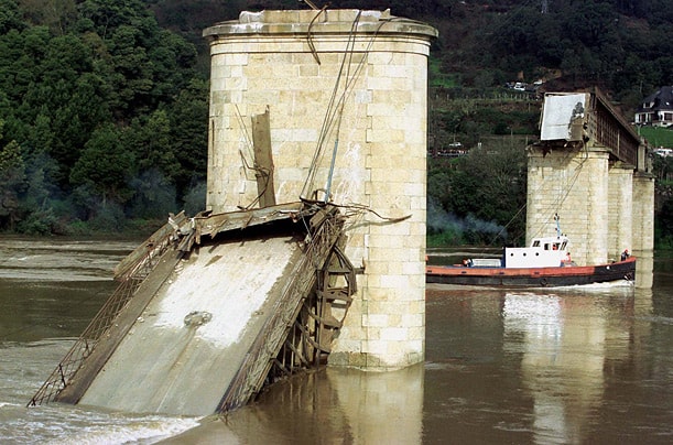 Ngày 4/1/2001: Cầu Hintze-Ribeiro, Bồ Đào Nha.  Trong khi nguyên nhân của vụ sập cầu vẫn chưa được xác định, một thẩm phán Bồ Đào Nha đã bác bỏ vụ kiện Viện giao thông đường thủy trên sông Douro và các kỹ thuật viên chịu trách nhiệm lên kế hoạch về tính an toàn của cầu.  Thương vong: 59 người chết.  Ảnh: AP.