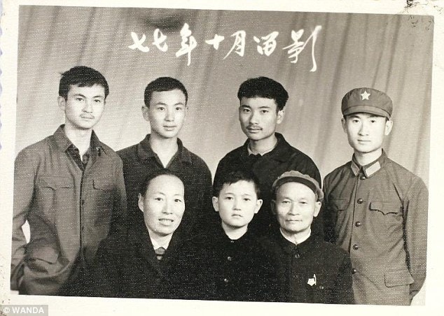 Vương Kiện Lâm (ngoài cùng bên phải) -  anh cả trong gia đình 5 anh em, từng có thời gian phục vụ trong quân đội. Ảnh: DailyMail.