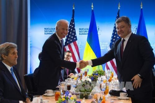 Phó Tổng thống Mỹ Joe Biden (giữa) có cuộc gặp với Tổng thống Ukraine Petro Poroshenko (phải) bên lề Hội nghị thượng đỉnh An ninh hạt nhân lần thứ 4. Ảnh: AFP/TTXVN