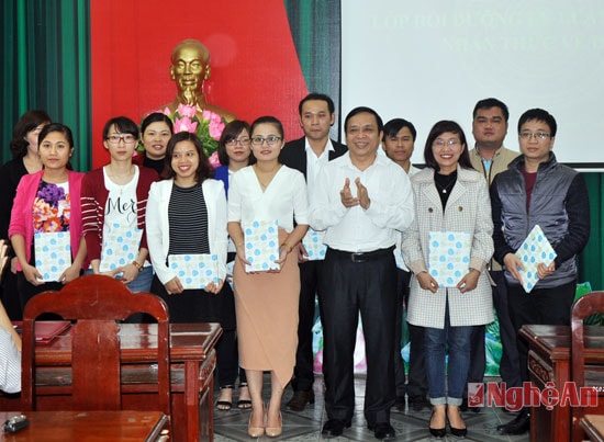 Đồng chí Nguyễn Quang Tùng- Phó bí thư thường trực Đảng ủy Khối các cơ quan tỉnh trao phần thưởng cho những học viên đạt thành tích xuất sắc.